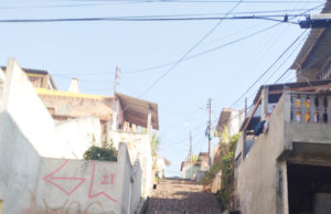 Falta de corrimão em escadaria no Centro de Carapicuíba pode causar acidentes
