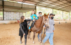Crianças e adolescentes com deficiência devem se inscrever no CadÚnico para usar equoterapia em Carapicuíba