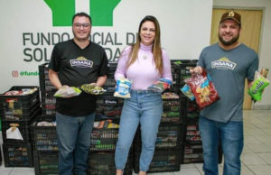 Aline Lins recebe alimentos arrecadados durante Burning Fest