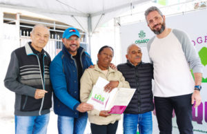 Famílias do Jardim Eldorado recebem títulos de regularização de seus imóveis