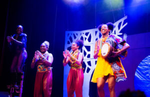 Menina Akili mostra ‘tambor falante’ no Teatro Aspro