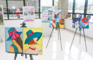 Obras de mães da Rainha da Paz estão expostas no Centro Administrativo de Santana de Parnaíba