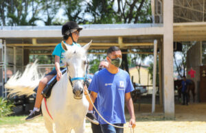 Depois de reformado, Centro de Equoterapia de Osasco amplia atendimento a alunos com deficiência