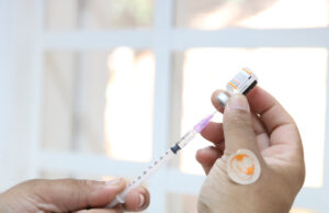 Doses adicionais da vacina contra a Covid-19 chegam ao público 18+ em Jandira