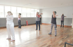 Diversas atividades físicas e de danças são oferecidas à mulheres de Barueri durante Circuito de Verão 2023