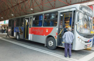 Maiores de 60 anos já podem retirar bilhete gratuito de ônibus em Barueri