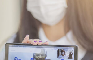 Tablets chegam a unidades de atendimento em Barueri para colaborar na comunicação por Libras