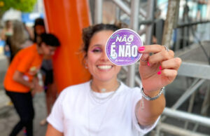 Enquanto blocos desfilam, Infância e Juventude faz campanha de conscientização no carnaval de Osasco