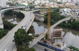 Instalação de gruas auxilia concretagem de nova ponte da Castello Branco para entrada em Osasco