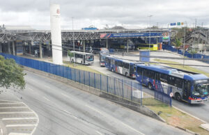 Linhas metropolitanas de ônibus começam a usar lado esquerdo em pequeno trecho do ‘interminável’ Corredor Oeste