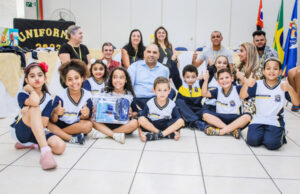 Santana de Parnaíba inicia entrega de kits com uniformes escolares a 32 mil alunos da cidade