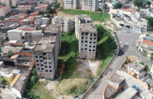 Prefeitura de Carapicuíba começa limpeza e desobstrução dos prédios do Conjunto Habitacional do Pequiá