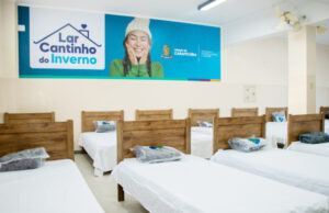 Durante temperaturas baixas, Prefeitura de Carapicuíba monta abrigo para pessoas em situação de rua