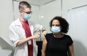 Mais duas cidades da região disponibilizam vacina bivalente para maiores de 18 anos