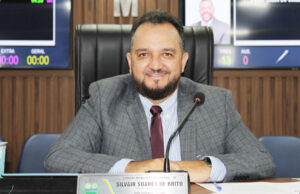 Presidente da Câmara pede por inclusão do símbolo do Autismo nas placas de atendimento preferencial em Jandira