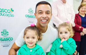 Alunos da rede municipal de ensino de Osasco recebem uniformes de inverno