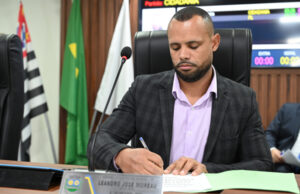 Léo da Feira sugere implantação de farmácia municipal de manipulação em Jandira