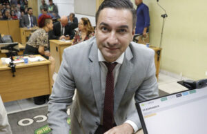 Laércio Mendonça assume cadeira e tem PL sobre Educação aprovado na Câmara de Osasco