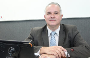 Prof. Naldo questiona Prefeitura sobre atraso na distribuição dos uniformes escolares