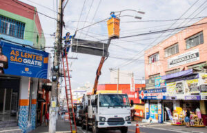 Prefeitura de Carapicuíba inicia instalação de 210 luminárias duplas na avenida Rui Barbosa