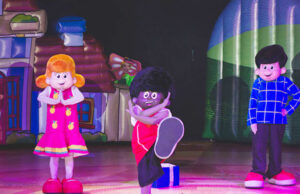 Amigos tentam impedir fechamento de escola musical em peça na Praça das Artes de Barueri