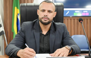 Lei existe, mas Léo da Feira cobra entrega de medicamentos em domicílio em Jandira