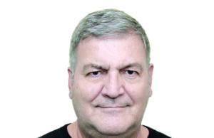 Jornalista Jair Farias lança novo livro de romance em noite de autógrafos