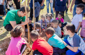 ‘Virada Ambiental’ planta árvores e doa mudas na frente de condomínio em Carapicuíba