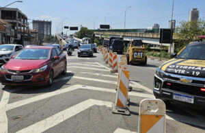 Desvio do trânsito da avenida Maria Campos deve permanecer até a próxima semana