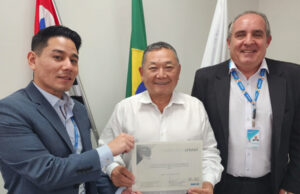 Sato recebe condecoração por atuação governamental na área habitacional