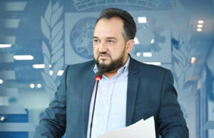 Silvio Cabeleireiro pede lousas e mesas digitais para as escolas de Jandira