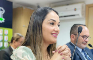 Vereadora quer pontos de ônibus com painéis inteligentes para garantir segurança da mulher