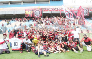 1º de Maio encerra 40 anos de espera com troféu do futebol amador em Barueri