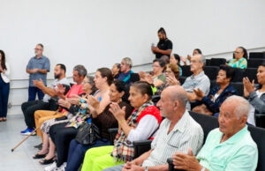 Aposentados, pensionistas e cidadãos com doenças graves de Jandira recebem certificado de isenção do IPTU para 2024