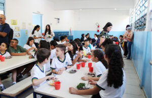 Depois de fase de testes, implantação da feijoada na merenda escolar se concretiza em Jandira