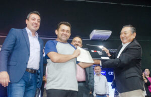 Prefeitura de Jandira entrega mais de 250 títulos de regularização de posse de imóveis a moradores de dois bairros