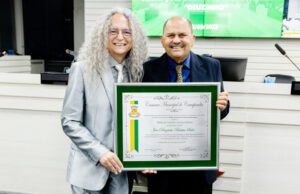 Ex-vereador Deuzinho recebe título de Cidadão Carapicuibano