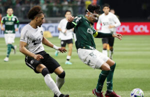 Vacilos do líder Botafogo reacendem palpites em torno de quem levantará o Brasileirão 2023