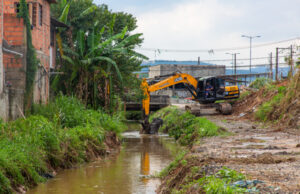 Limpeza de córregos, rios e piscinões reforça ações de dezembro da Operação Verão contra enchentes em Itapevi
