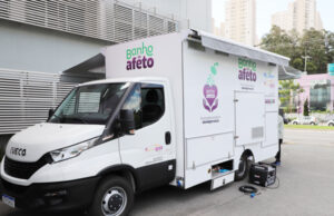 Caminhão leva ‘banho e afeto’ a moradores de rua de Barueri