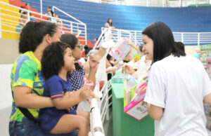 Tradicional entrega de brinquedos distribui cerca de 60 mil itens às crianças baruerienses