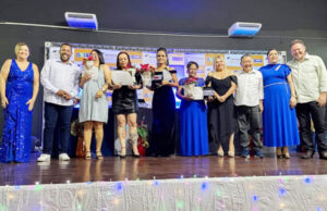 Educadoras da Emeb Cidade de Kameoka, em Jandira, recebem reconhecimento pelo Prêmio Professor Excelência