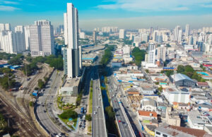 Cachorro-quente gigante e show com Paralamas do Sucesso animam 62 anos de emancipação de Osasco