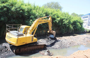 Desassoreamento iniciado no rio Cotia pretende eliminar enchentes entre Carapicuíba e Barueri