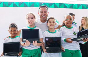Alunos do Ensino Fundamental recebem notebooks do ‘Conecta OZ’