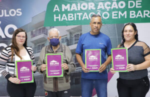 Sehab de Barueri entrega títulos de quitação de débitos a moradores do Conjunto Habitacional Aníbal Correa