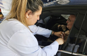 Depois do drive-thru, vacina contra a gripe é fornecida pelas UBSs de Osasco para todas as idades