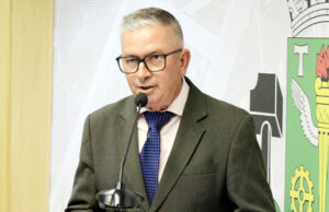 Vai e volta de Ribamar permite retorno de Dinei Simão à cadeira na Câmara