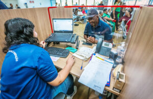 Moradores de dois bairros em Santana de Parnaíba recebem títulos de regularização fundiária