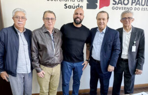 Gerson Pessoa acompanha assinatura de ordem de compra para aparelho de hemodinâmica a Hospital Regional de Osasco